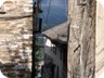 Gasse in Gjirokaster. Es ist nicht ganz klar ob der Wagen von unten oder von oben gekommen ist