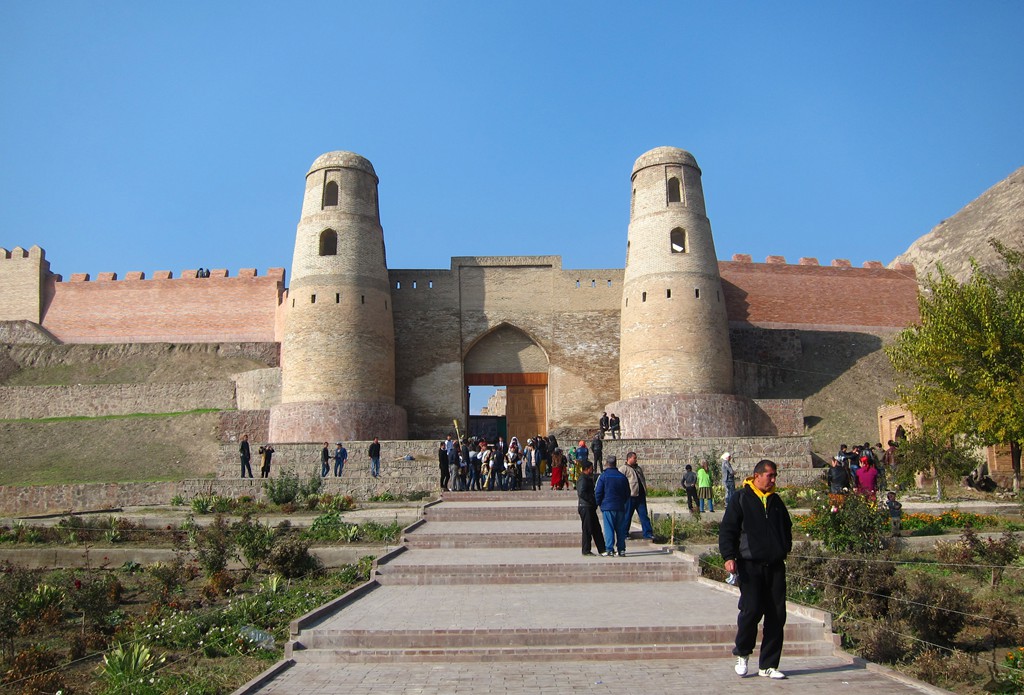 Погода таджикистан гиссар на 10. Крепость Гиссар. Калаи Хисор 1990. Хисор 1999с. Город Гиссар Таджикистан.